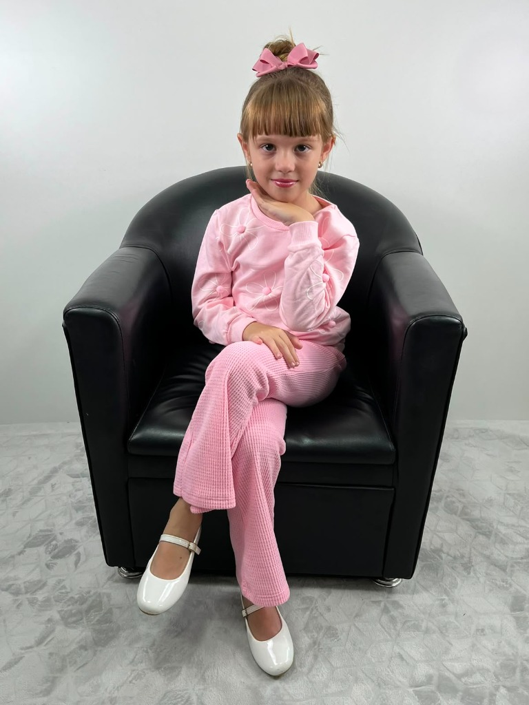 Menina modelo vestindo conjunto rosa Xikita