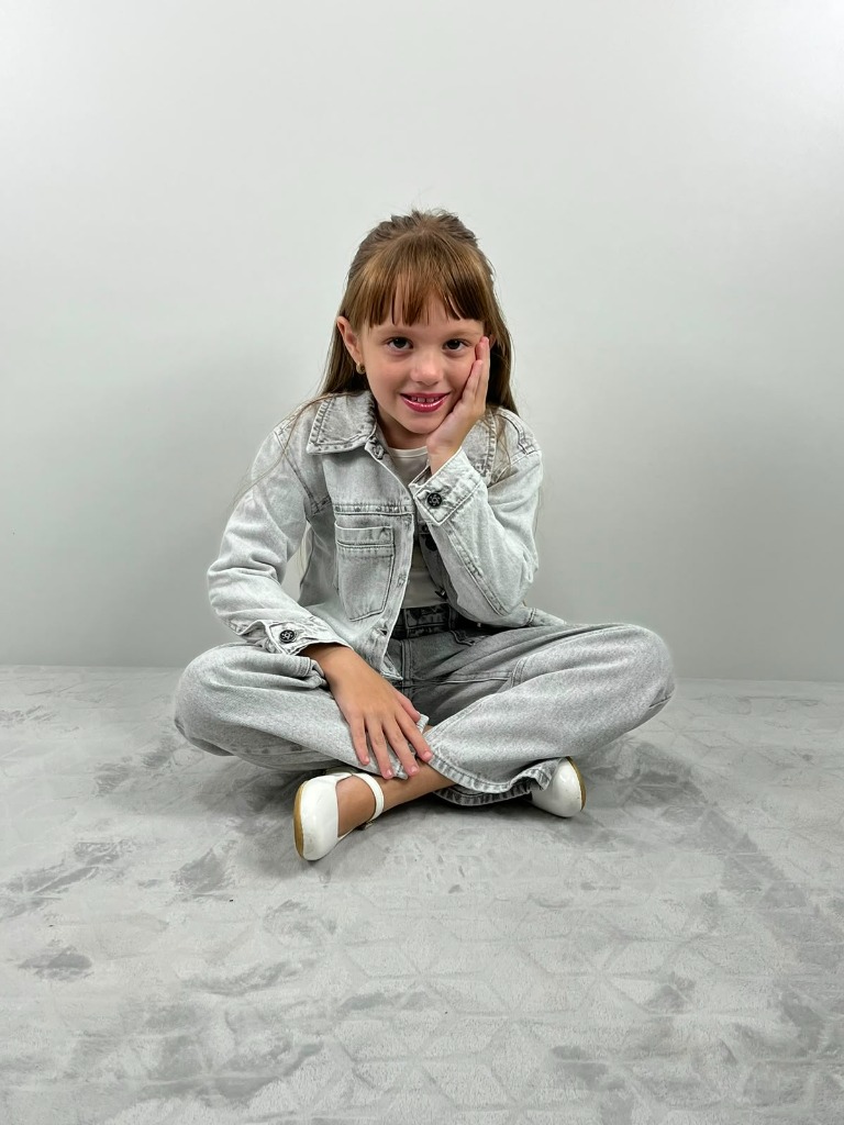 Menina modelo vestindo look jeans Xikita